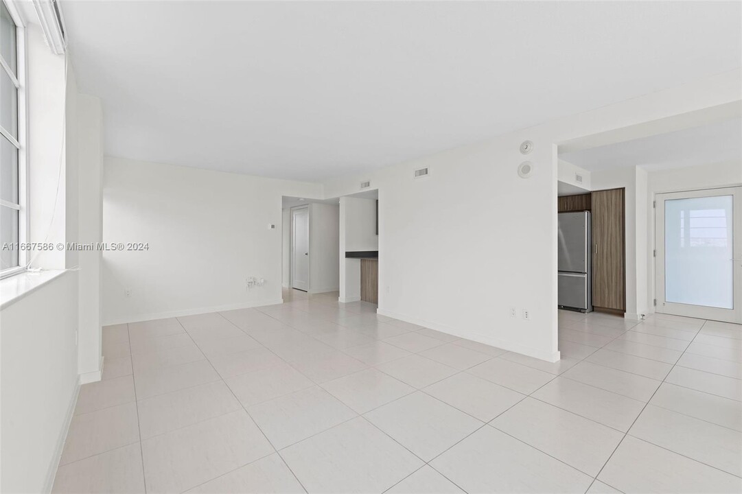 259 Washington Ave, Unit 1039 in Miami Beach, FL - Building Photo