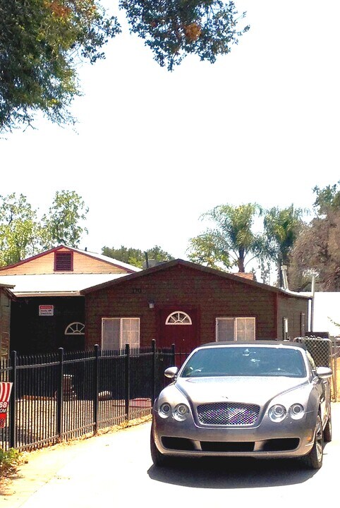 170 E Claremont St in Pasadena, CA - Foto de edificio