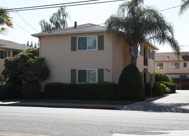 1075 Santa Cruz Ave in Menlo Park, CA - Foto de edificio - Building Photo