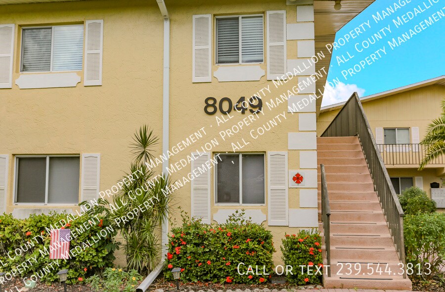 8049 Country Rd in Ft. Myers, FL - Building Photo