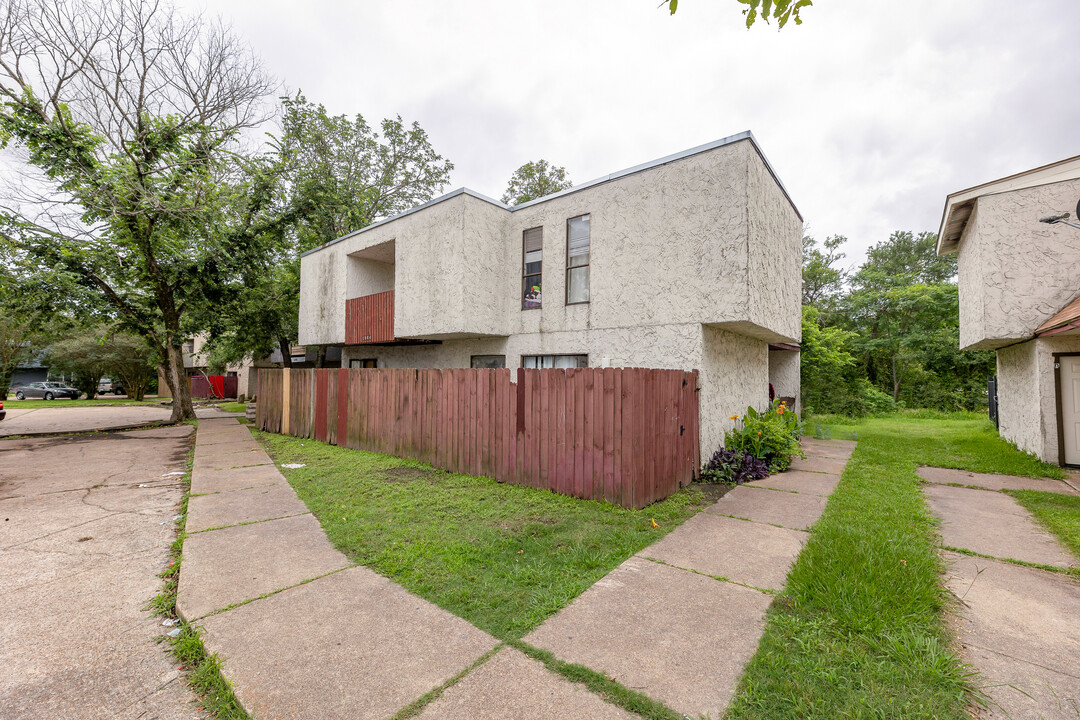 1811 Potomac Plz in College Station, TX - Building Photo