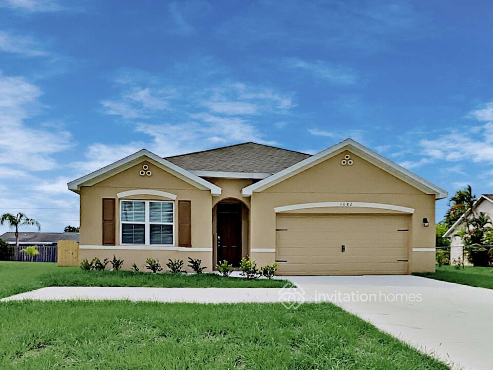 1682 SW Cameo Blvd in Port St. Lucie, FL - Building Photo