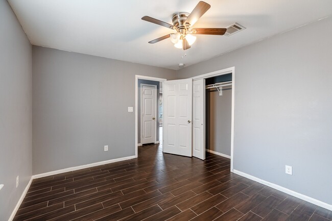 7810 Peachtree St in Houston, TX - Foto de edificio - Building Photo