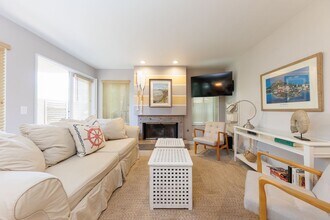 8132 Camino Del Sol in La Jolla, CA - Building Photo - Building Photo