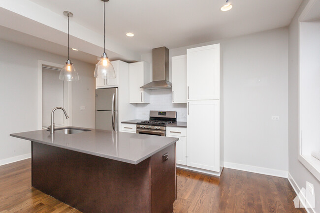 2015 N Wolcott Ave, Unit 1 in Chicago, IL - Building Photo - Building Photo