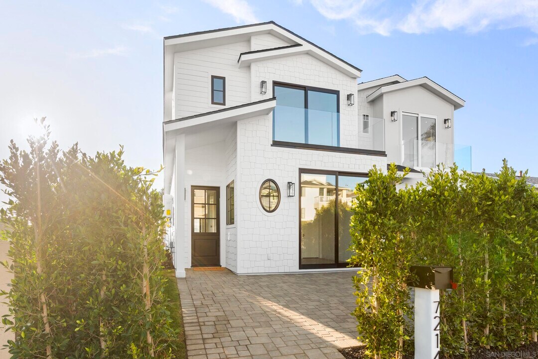 7214 Fay Ave in San Diego, CA - Building Photo