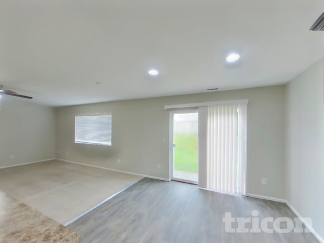 2514 194th St Ct E in Spanaway, WA - Foto de edificio - Building Photo