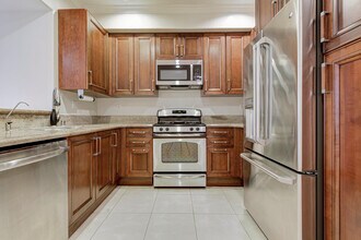 556 E Palm Ave, Unit 102 in Burbank, CA - Building Photo - Building Photo