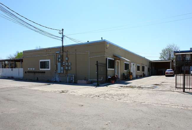 2600 S Flores St in San Antonio, TX - Building Photo - Building Photo