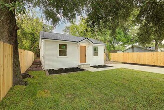 2805 2nd Ave N in Texas City, TX - Building Photo - Building Photo