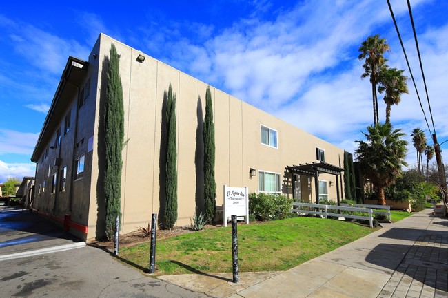 Sunnycrest Lanark in Canoga Park, CA - Building Photo - Building Photo