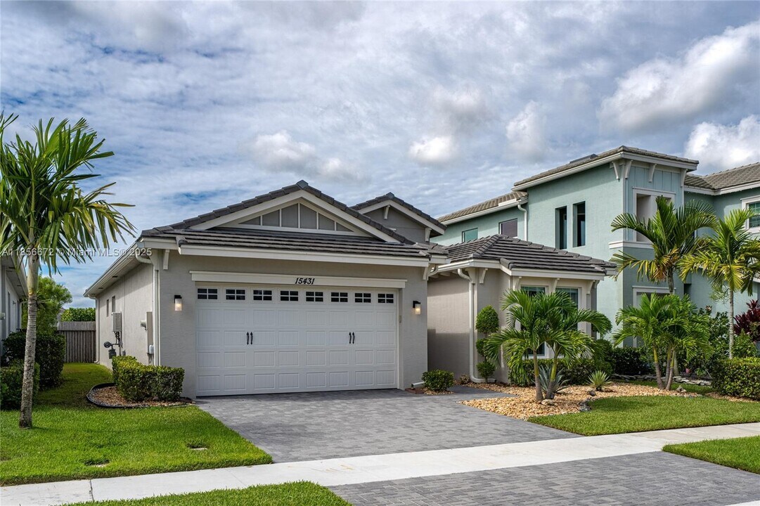 15431 Goldfinch Cir in Westlake, FL - Building Photo