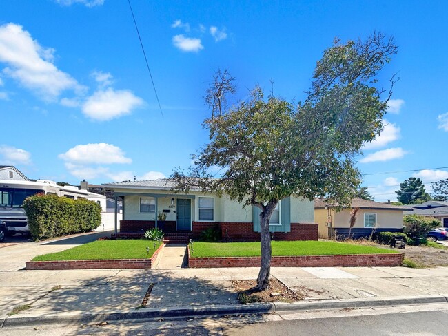 6377 Estrella Ave in San Diego, CA - Foto de edificio - Building Photo