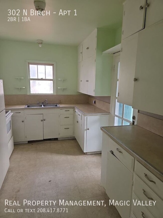 property at 302 N Birch St