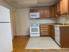 439 Cambridge St in Boston, MA - Building Photo