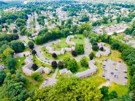 65 Mercury Ct, Unit L1 in West Springfield, MA - Building Photo