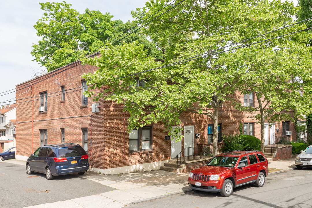 12 Court St in Staten Island, NY - Building Photo