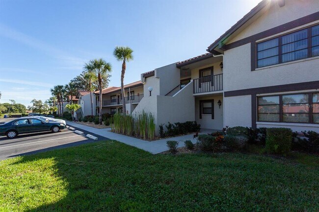5630 Golf Pointe Dr in Sarasota, FL - Building Photo - Building Photo