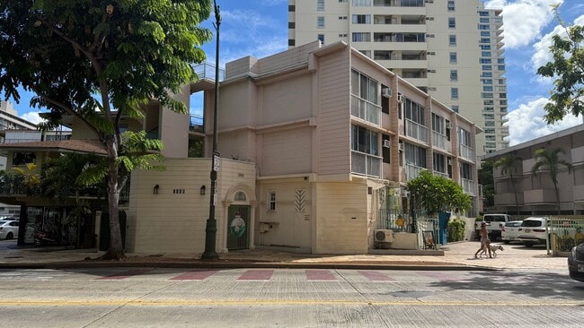 2406 Kuhio Ave. in Honolulu, HI - Building Photo - Building Photo