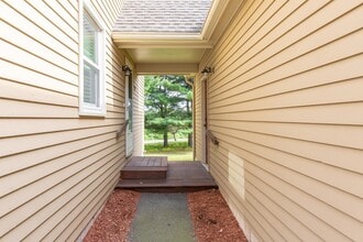 246 Winding Pond Rd in Londonderry, NH - Building Photo - Building Photo