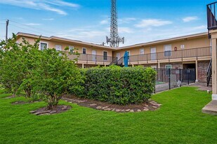 107 E Willowick Ave in Friendswood, TX - Building Photo