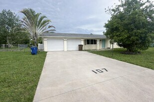 107 W Lake Dr in Lehigh Acres, FL - Building Photo