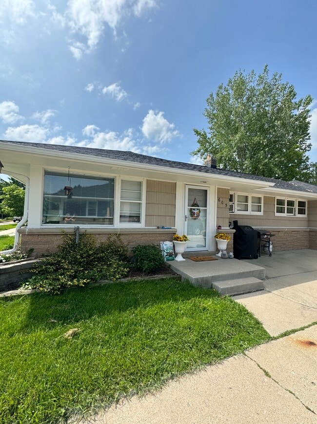 property at 605 N Main St