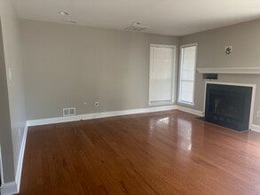 131 Country Club Dr, Unit The Pointe in Union Township, NJ - Foto de edificio - Building Photo