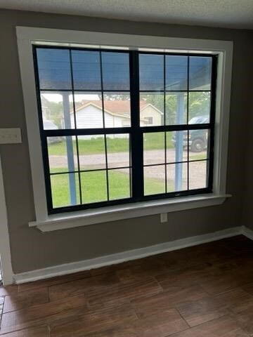 6710 Phillips Ln in Hitchcock, TX - Building Photo