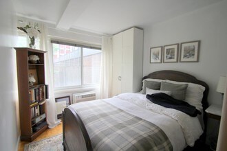 240 E 55th St-Unit -10-C in New York, NY - Building Photo - Building Photo