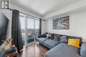 135 Village Green Square in Toronto, ON - Building Photo - Building Photo