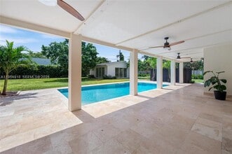 7460 SW 126th St in Pinecrest, FL - Foto de edificio - Building Photo