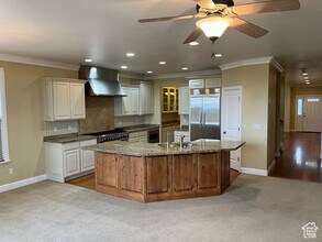 10234 Eagle Cliff Way in Sandy, UT - Building Photo - Building Photo