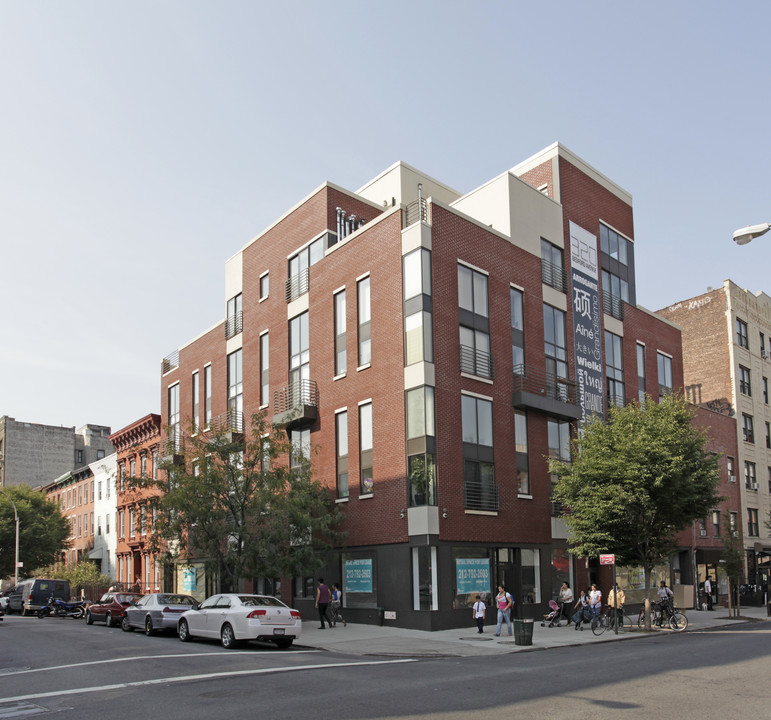 320 Bedford Ave in Brooklyn, NY - Building Photo