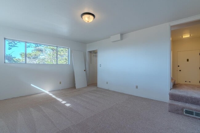 990 Mirador Terrace in Pacifica, CA - Building Photo - Building Photo
