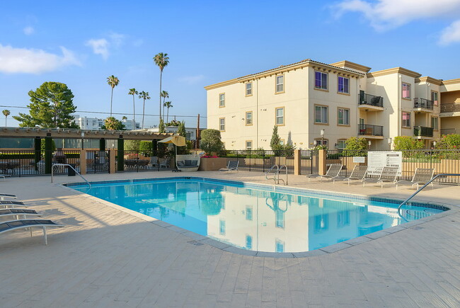 Avery in Valley Village, CA - Foto de edificio - Building Photo