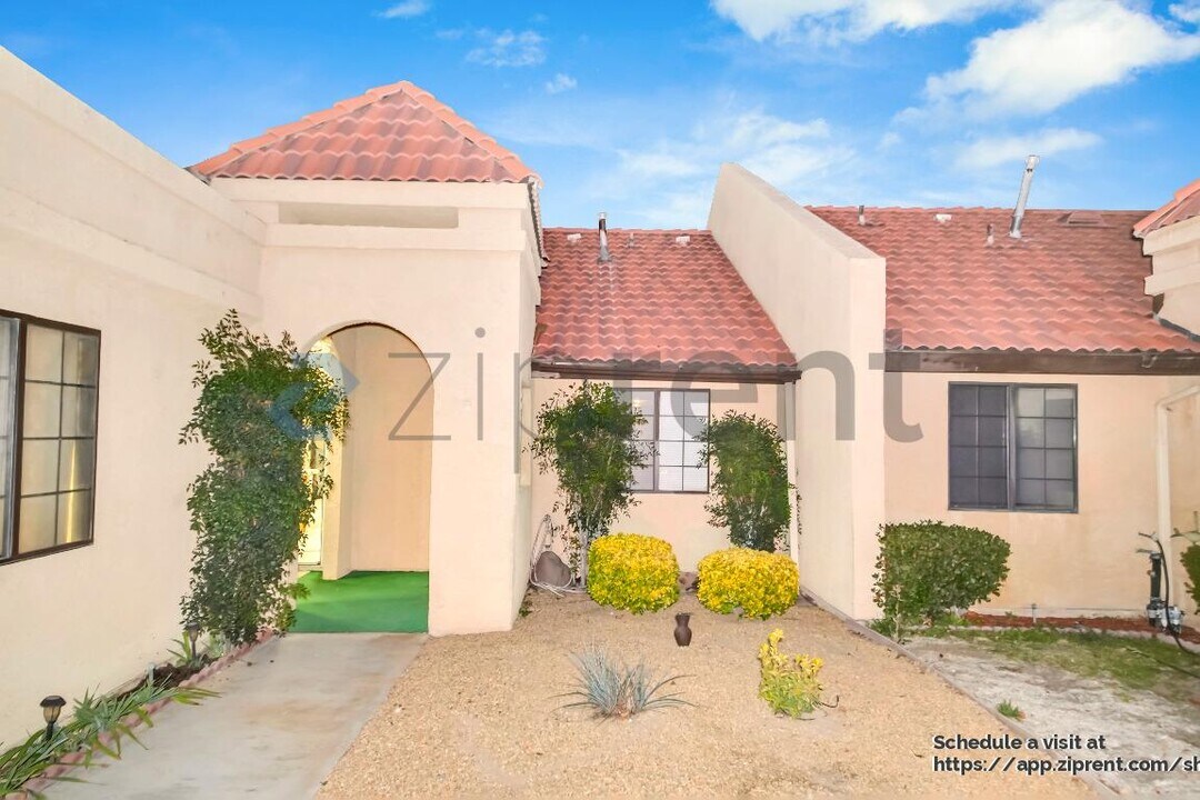 11684 Ash St in Apple Valley, CA - Building Photo