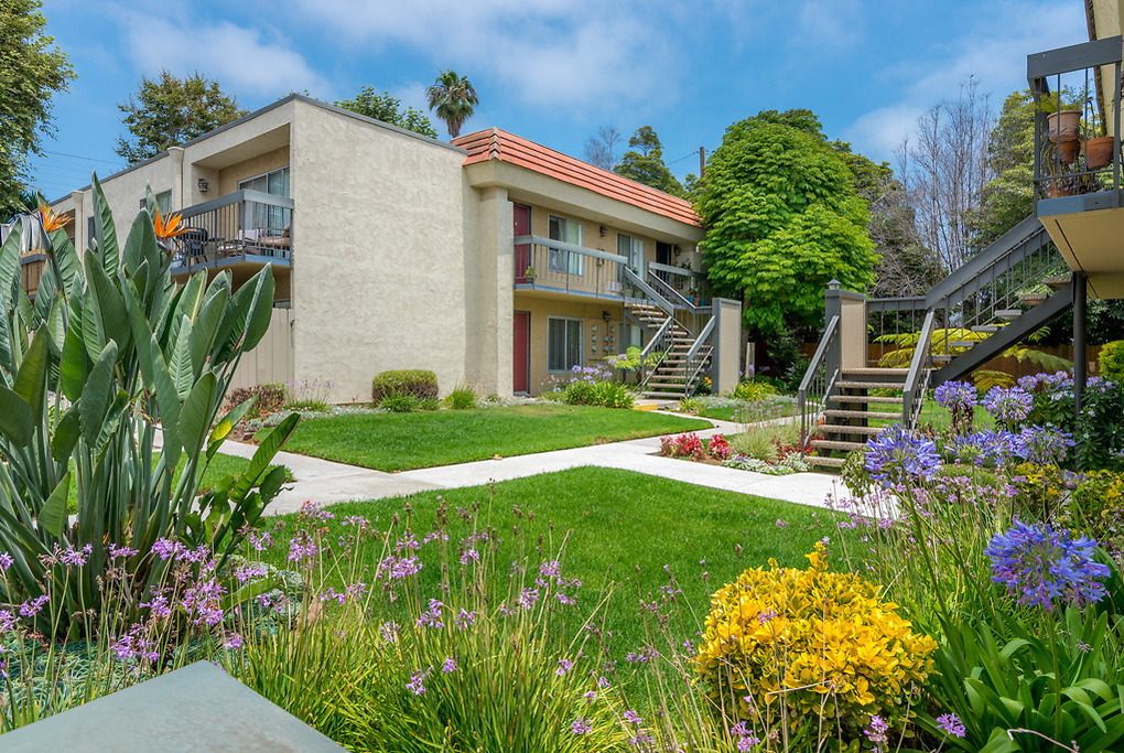 Pinehurst in Ventura, CA - Building Photo