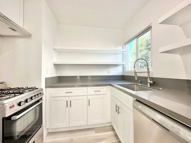 property at 2431 1/2 W Ave 33