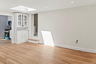 51 Spring St-Unit -B in Oyster Bay, NY - Foto de edificio - Building Photo