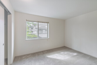 Ivy Ridge Apartments in Seattle, WA - Building Photo - Interior Photo