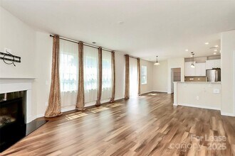 16027 Harbor Hill Dr in Charlotte, NC - Building Photo - Building Photo