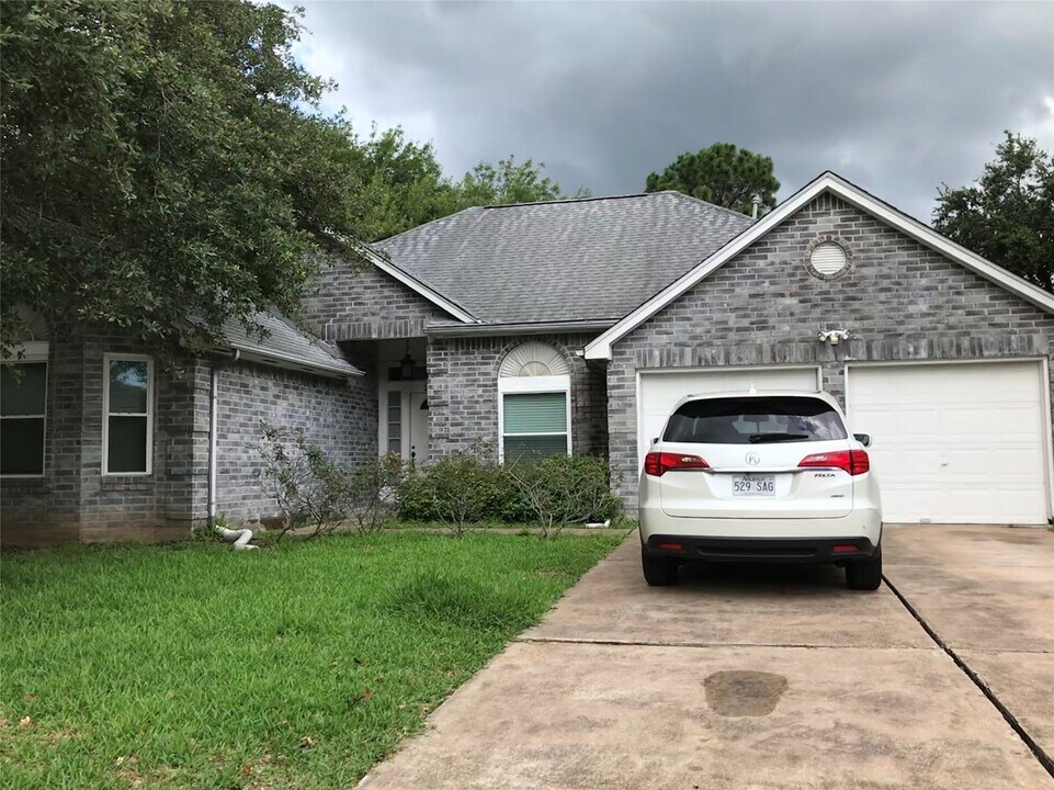 2318 Pheasant Creek Dr in Sugar Land, TX - Building Photo