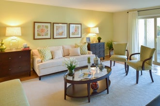 Ruxton Village Apartments in Baltimore, MD - Foto de edificio - Building Photo