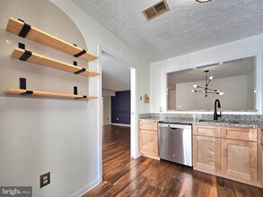 7660 Willow Point Dr in Falls Church, VA - Building Photo - Building Photo