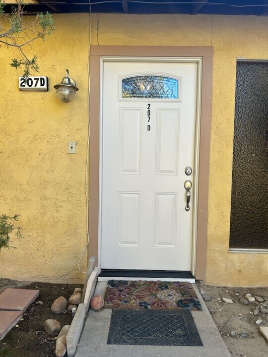 207 S Lumill St in Ridgecrest, CA - Building Photo