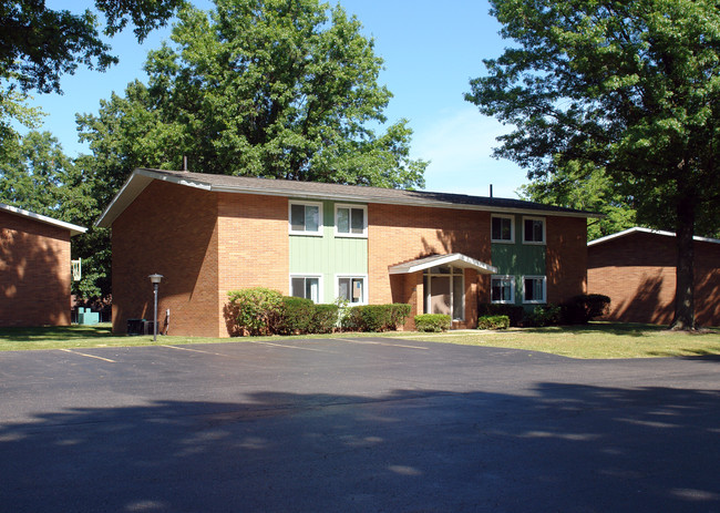 Caravelle Apartments in Canton, OH - Building Photo - Building Photo