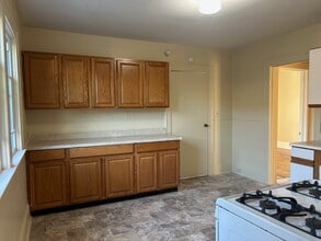 109 Hawthorne Ave, Unit 2d Floor in Utica, NY - Building Photo - Building Photo