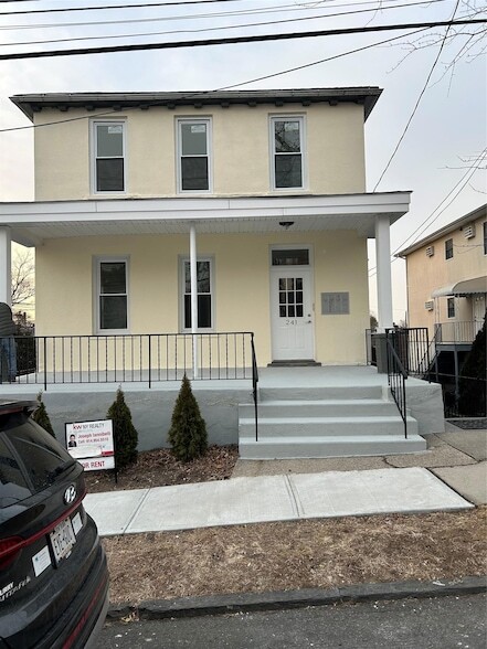 214 Jessamine Ave in Yonkers, NY - Building Photo