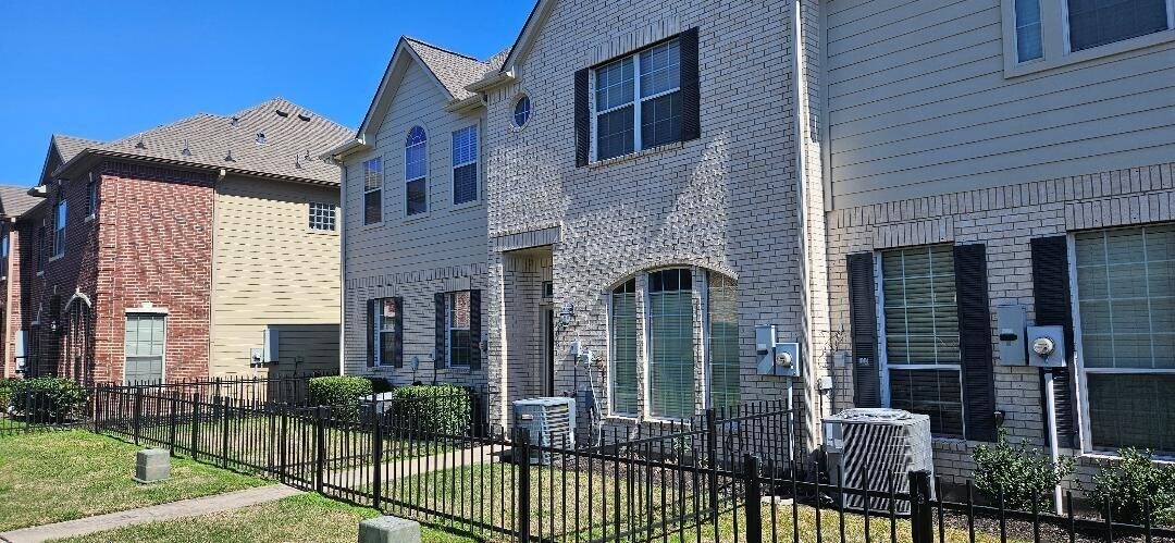 2754 Misty Heath Ln in Houston, TX - Building Photo